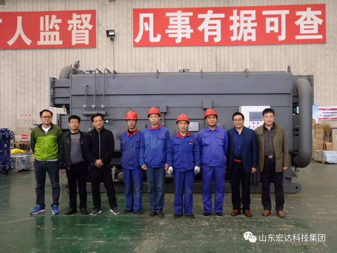 天博游戏平台张总与新产品研制小组合影