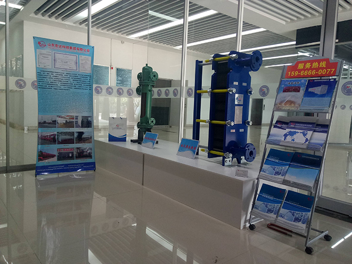 王忠林书记到天博游戏平台集团展位观展