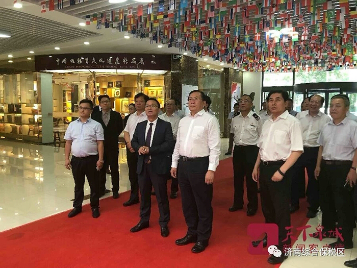 王忠林书记到天博游戏平台集团展位观展