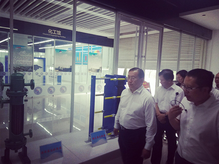 王忠林书记到天博游戏平台集团展位观展